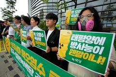 Activistas ambientales protestan el viernes 30 de junio de 2023 contra la decisión del gobierno japonés de liberar aguas residuales radiactivas tratadas de la planta de energía nuclear de Fukushima, cerca de un edificio que alberga la embajada japonesa en Seúl, Corea del Sur