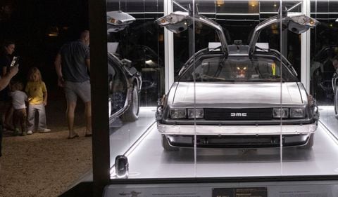 El DeLorean, el carro que podía viajar en el tiempo en la película Volver al Futuro, está dentro de la subasta