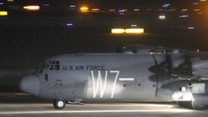 Un avión de transporte del ejército estadounidense con equipo militar, justo después de aterrizar en el aeropuerto de Rzeszow-Jasionka, en el sureste de Polonia. Foto: AP /Czarek Sokolowski.
