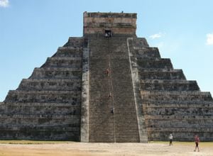 De acuerdo arqueólogos y científicos que trabajan en el estudio de esta civilización, los mayas no hacían profecías y mucho menos pretendían avisarnos de algo. 