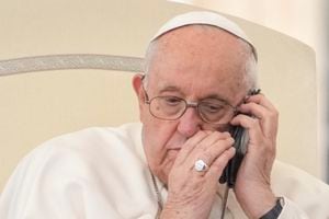 El papa Francisco habla por teléfono en la audiencia en la Plaza San Pedro del Vaticano el 17 de mayo de 2023. (Foto AP/Andrew Medichini)