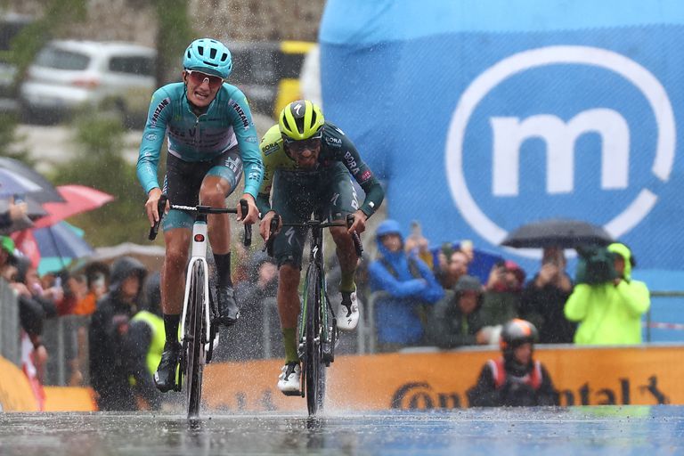 El ciclista colombiano del Bora-Hansgrohe, Daniel Felipe Martínez, pasa la línea de meta de la etapa 16 del Giro de Italia 2024, detrás del italiano Giulio Pellizzari. (Luca Bettini / AFP)