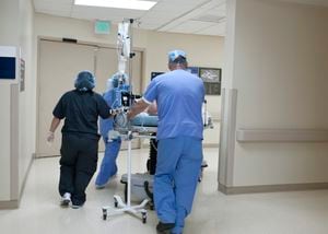 Foto de referencia sobre atención a un paciente en un hospital