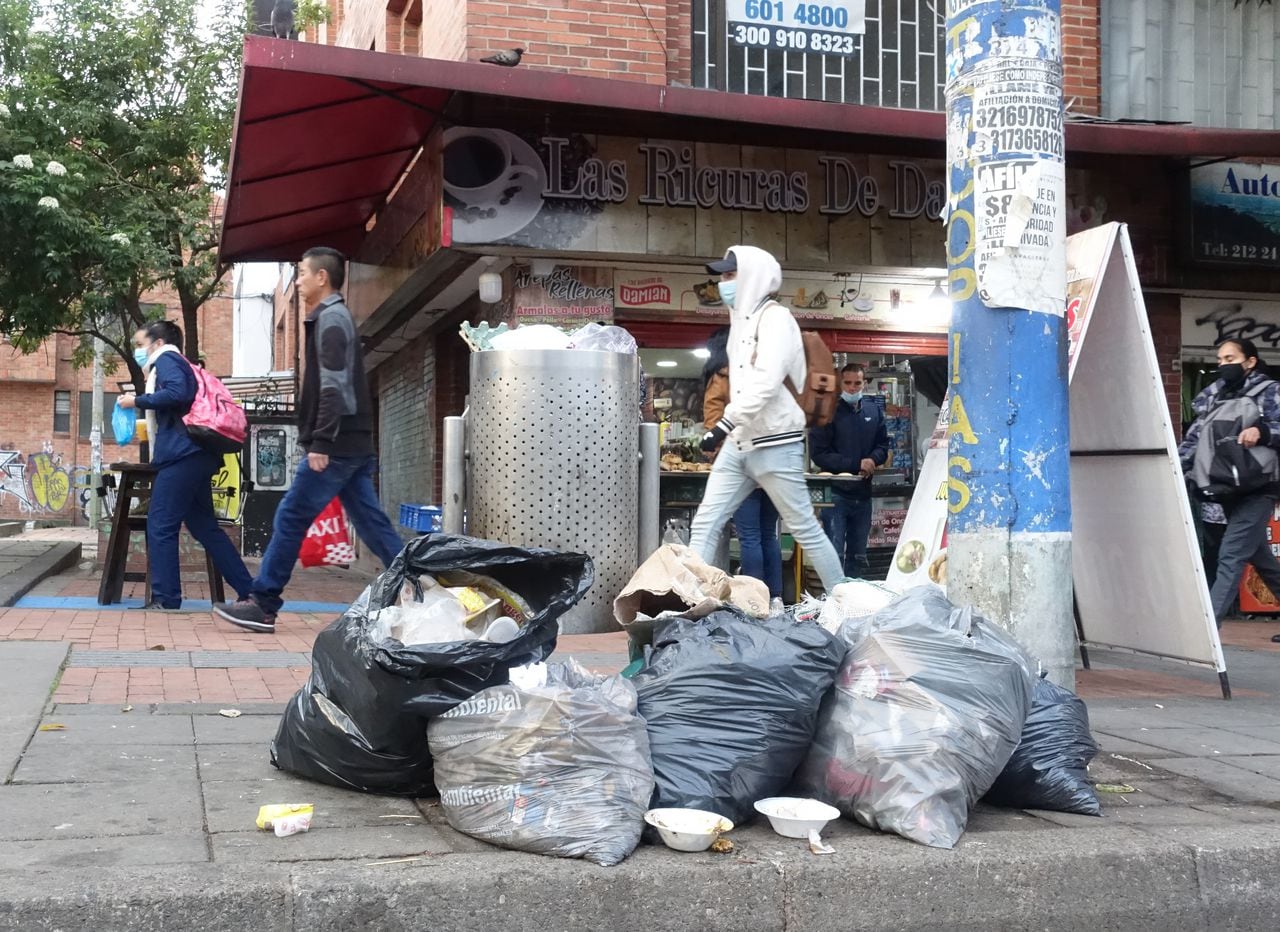 No recolección de basuras en el norte de Bogota barrio El Lago
Bogotá enero 27 del 2022
Foto Guillermo Torres / Semana