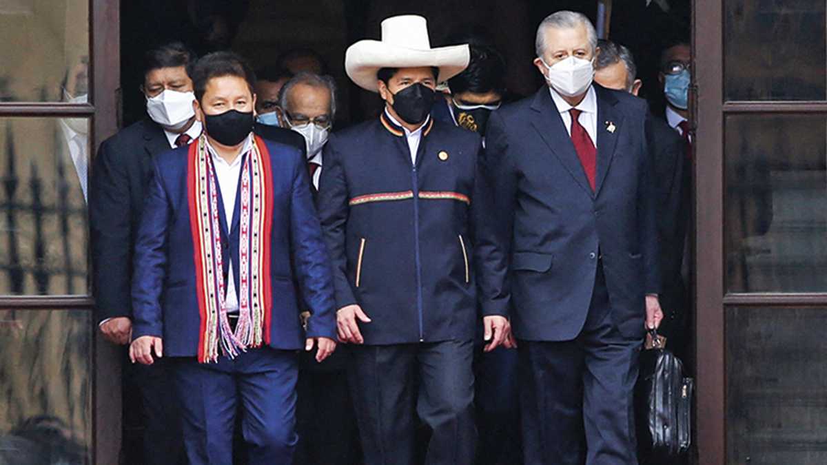 El presidente de Perú, Pedro Castillo, junto a miembros de su gabinete. Foto: AFP