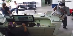 El ladrón intimidó a la mujer que atendía la caja de la clínica con un arma.