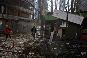 Residente camina entre los escombros junto a un edificio que fue alcanzado por los bombardeos, mientras continúa el ataque de Rusia contra Ucrania, en Kiev, Ucrania, el 16 de marzo de 2022. Foto REUTERS/Thomas Peter