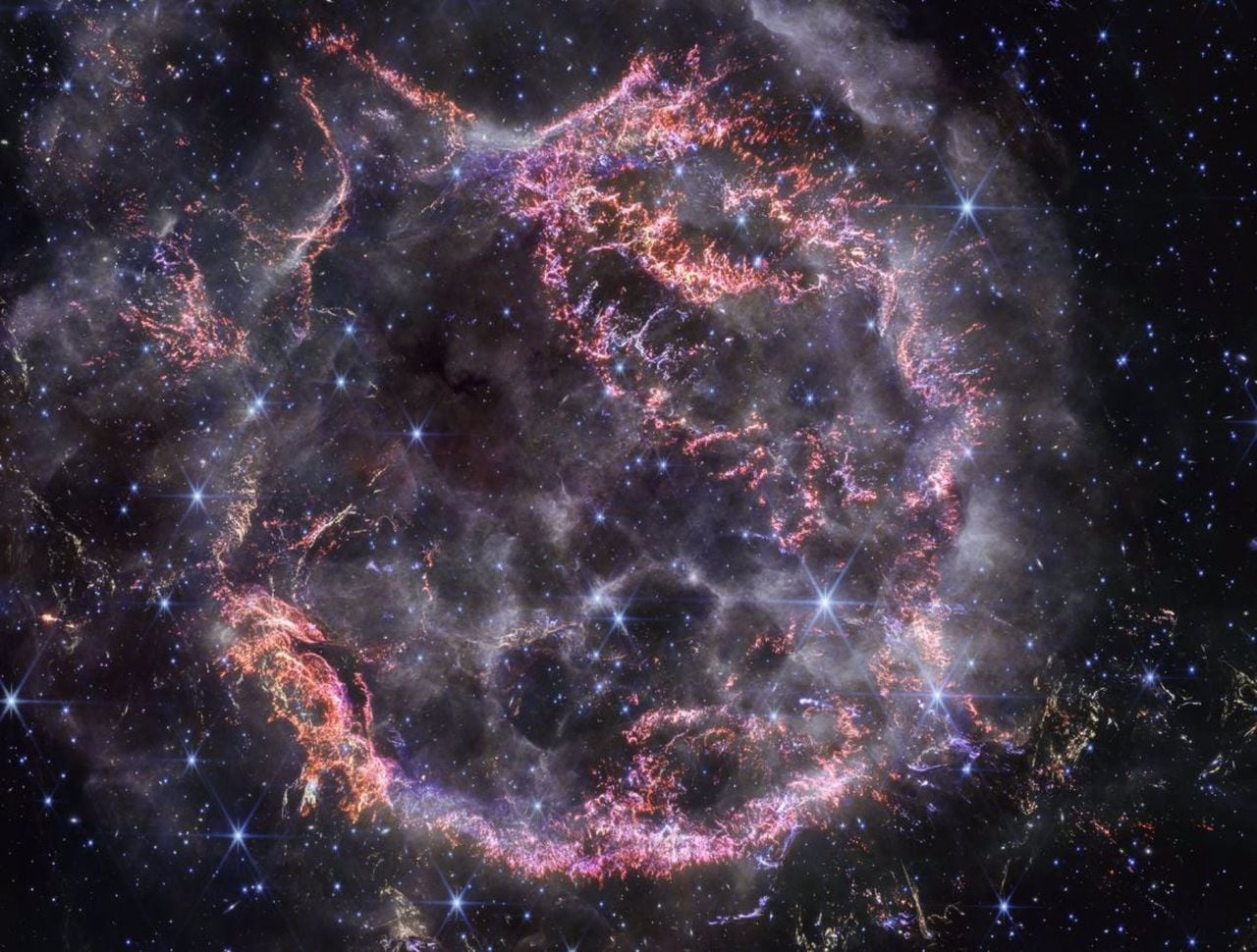 La nueva visión de Casiopea A (Cas A) del Telescopio Espacial James Webb en luz infrarroja cercana.