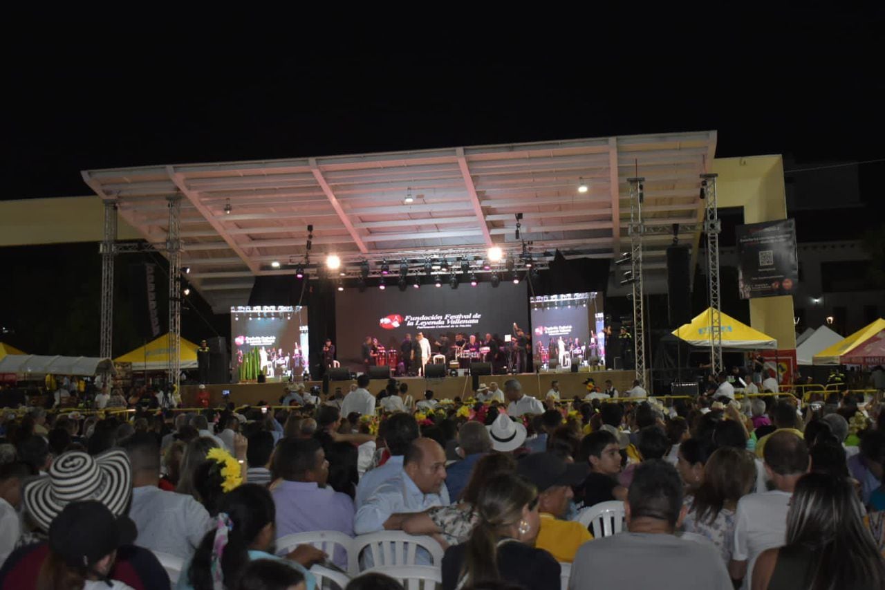 Inauguración del Festival Vallenato en la plaza principal de Valledupar.