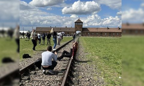 Polémica por foto e turista que no mostró respeto en campo de concentración.