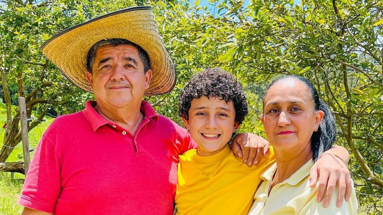 La familia está conformada por don Carlos y doña Gloria. Los hijos son: Andrés, Juan David, Ximena y Carlos, ‘el Borrego’.