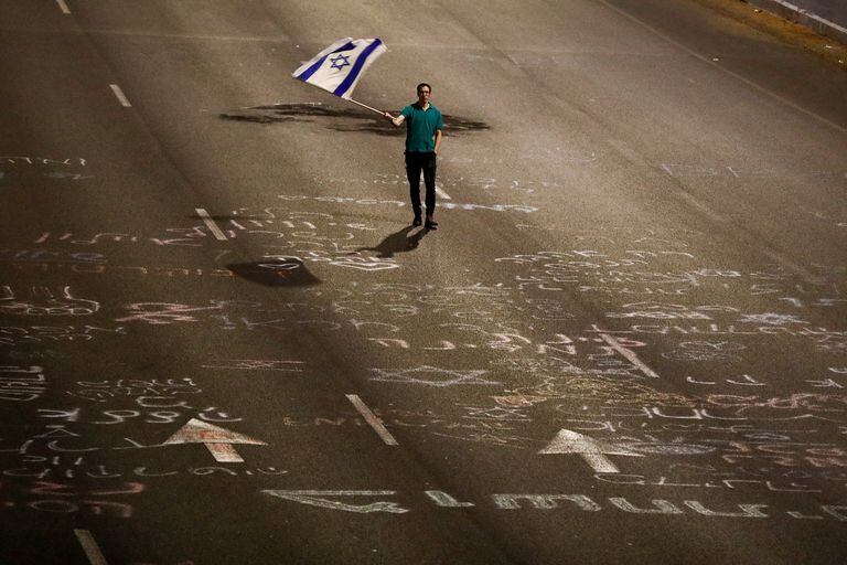 Ciudadano manifestándose en las calles de Israel. Foto: Reuters.