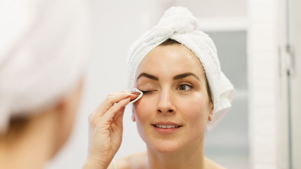 La rutina de cuidado facial es clave para mantener la piel sana.