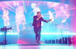 Chris Martin de Coldplay se presenta en el escenario durante su gira "Music of the Spheres" en Cotton Bowl el 6 de mayo de 2022 en Dallas, Texas.