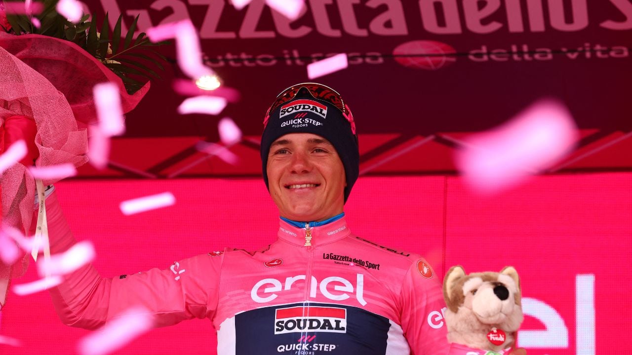 Remco Evenepoel por un segundo, se fue como líder del Giro tras la primera semana.