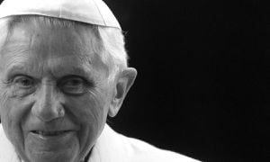 El papa Francisco presidirá las honras fúnebres de su antecesor, Benedicto XVI