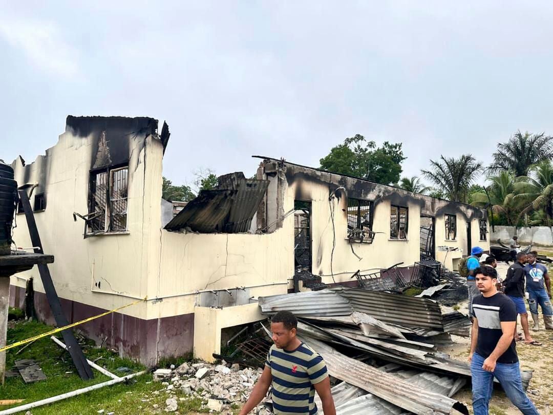 El voraz incendio causó importantes pérdidas humanas y acabó casi que con la estructura total del colegio.