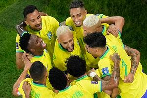 Los jugadores de Brasil hacen un círculo para celebrar el gol de Neymar en la victoria 4-1 ante Corea del Sur