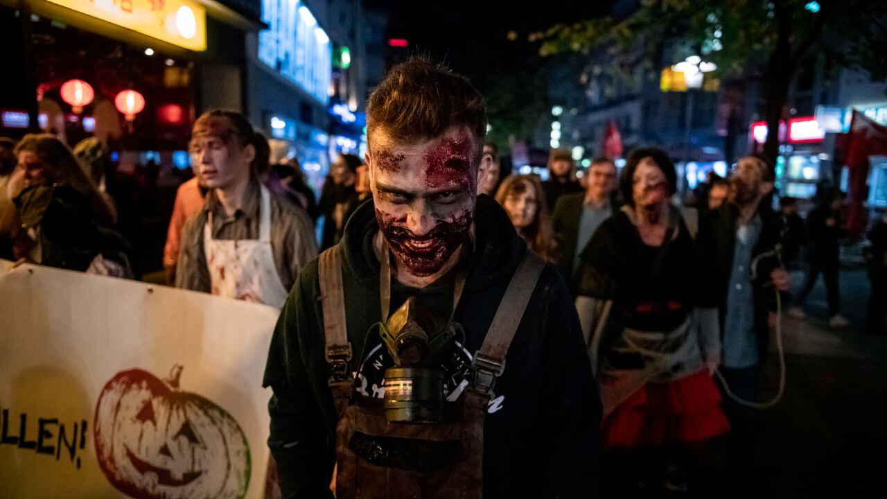 Vuelve la noche más terrorífica con la marcha zombie en Bogotá