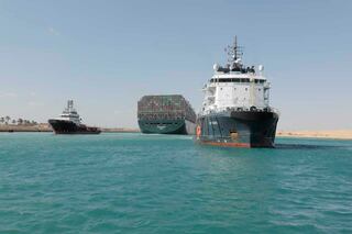 Reactivación del tránsito de cargueros en el Canal del Suez. (Suez Canal Authority via AP)