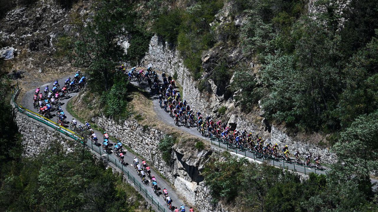 El grupo de ciclistas pedalea en el ascenso de Montvernier durante la 11ª etapa de la 109ª edición del Tour de Francia, 151,7 km entre Albertville y Col du Granon Serre Chevalier, en los Alpes franceses, el 13 de julio de 2022. (Foto de Anne-Christine POUJOULAT / AFP)