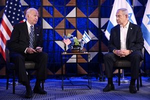 El presidente estadounidense Joe Biden (izq.) se reúne con el primer ministro de Israel, Benjamin Netanyahu, en Tel Aviv el 18 de octubre de 2023, en medio de las batallas en curso entre Israel y el grupo palestino Hamás.   (Foto de Brendan SMIALOWSKI / AFP)