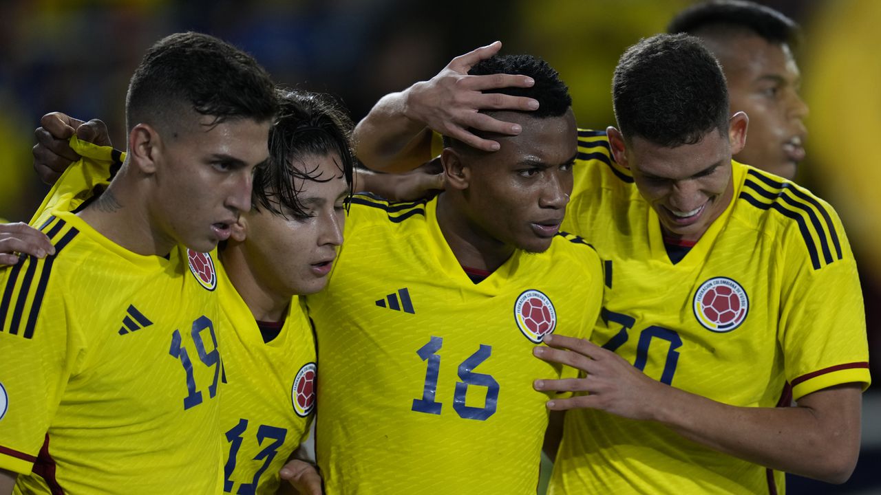 Colombia's Oscar Cortes, second from right, is congratulated by teammates after scoring his side's second goal during a South America U-20 soccer match against Peru in Cali, Colombia, Saturday, Jan. 21, 2023. (AP Photo/Fernando Vergara)