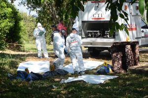 Los cadáveres de los tres hombres  fueron encontrados en un lado de la vía, en el sentido Palmira-Cali. Habían sido arrojados junto con este sofá.