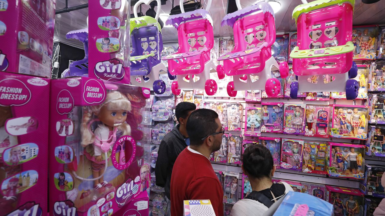 San Victorino comercio de jugueteria en temporada de navidad
Bogota diciembre 12 del 2023
Foto Guillermo Torres Reina / Semana