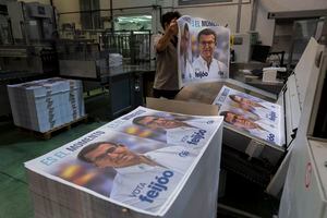 Un empleado de una imprenta trabaja en carteles de la campaña electoral del candidato del Partido Popular Núñez Feijoo en Madrid, España.