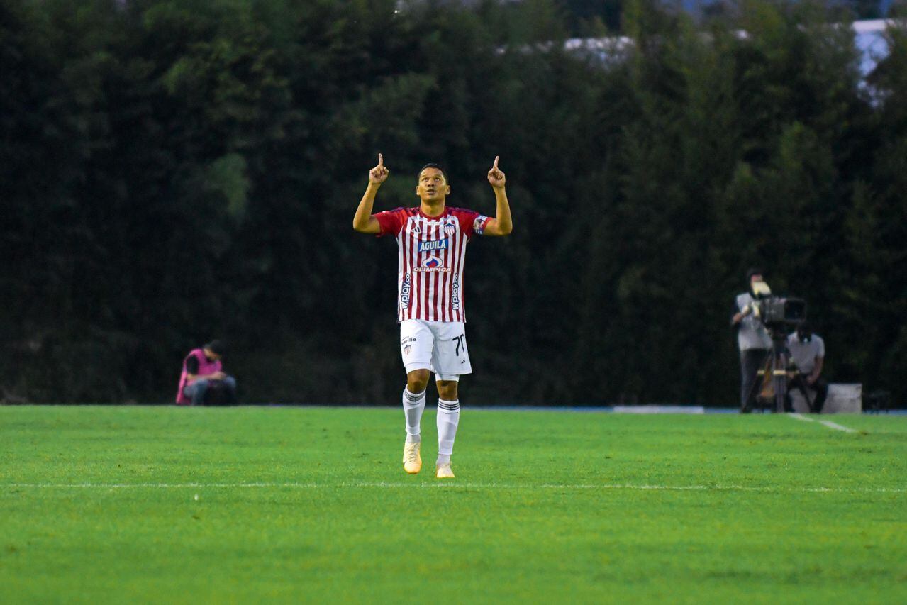 Carlos Bacca celebra uno de sus goles contra Águilas Doradas por la fecha 11 de la Liga colombiana.
