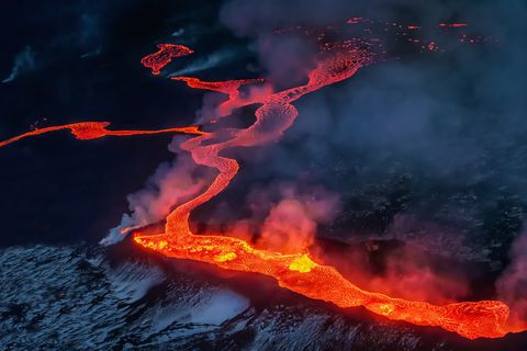 Lava resplandeciente de la fisura Holuhraun, volcán Bardarbunga, Islandia.