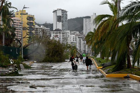 Las autoridades mexicanas se apresuraron a enviar ayuda de emergencia, restablecer las comunicaciones y evaluar los daños en la playa del Pacífico.