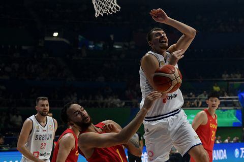 El jugador serbio Borisa Simanic (blanco), se enfrenta al basquetbolista de China, Kaier Li, en la Copa Mundial de Baloncesto 2023.