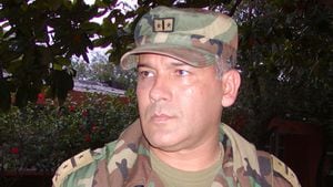 De héroe a villano el Coronel Hernan Mejia Gutierrez.
Paramilitares fusilados que se hacen pasar por guerrilleros, tortura de milicianos de las Farc y operaciones conjuntas entre autodefensas y Ejército hacen parte de las espeluznantes actuaciones del comandante del Batallón La Popa.