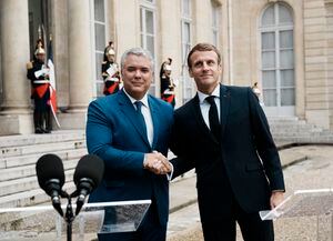 El presidente francés, Emmanuel Macron, a la derecha, da la bienvenida al presidente colombiano, Iván Duque Márquez, el miércoles 3 de noviembre de 2021 antes de un almuerzo de trabajo en el Palacio del Elíseo en París. (Foto AP / Thibault Camus)