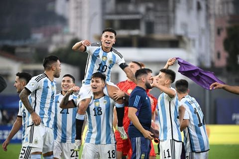 Los jugadores argentinos celebran tras derrotar a Brasil y clasificarse para los Juegos Olímpicos de París 2024 durante el partido de fútbol del Torneo Preolímpico CONMEBOL Venezuela 2024 entre Brasil y Argentina en el estadio Brígido Iriarte de Caracas.