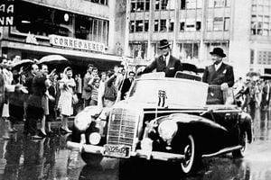 Duke Philip of Edinburgh waves to the crowd alongside Colombian President Alberto Lleras Camargo on February 17, 1962, during his trip to Bogota. (Photo by STAFF / AFP)