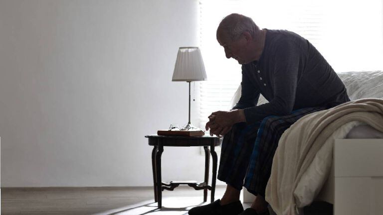 Adulto mayor en España tiene cinco hijos, pero asegura que con su esposa no reciben la ayuda suficiente para que ella pueda estar en una residencia por el Alzheimer (imagen de referencia).