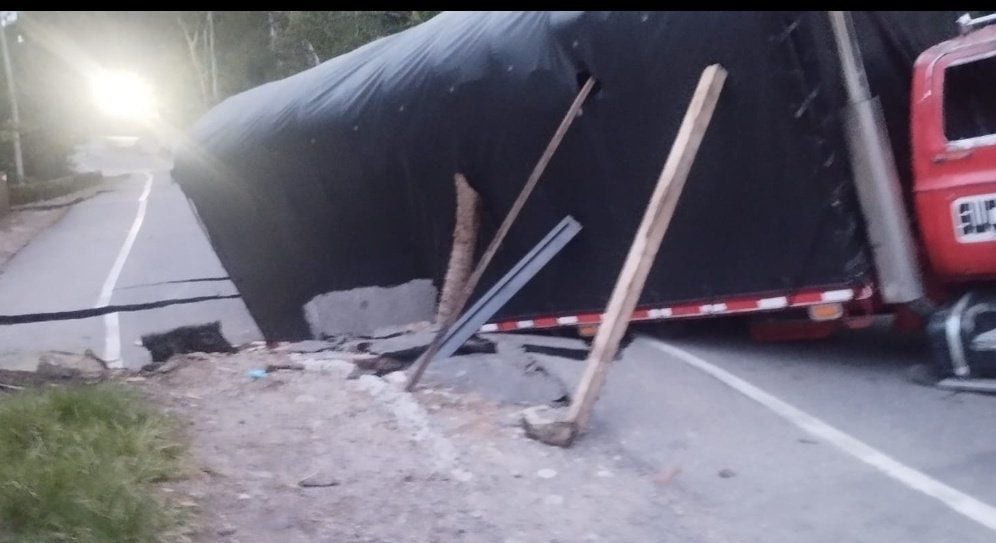 Tractocamión queda enterrado en la carretera de Zambucara a Barrancabermeja