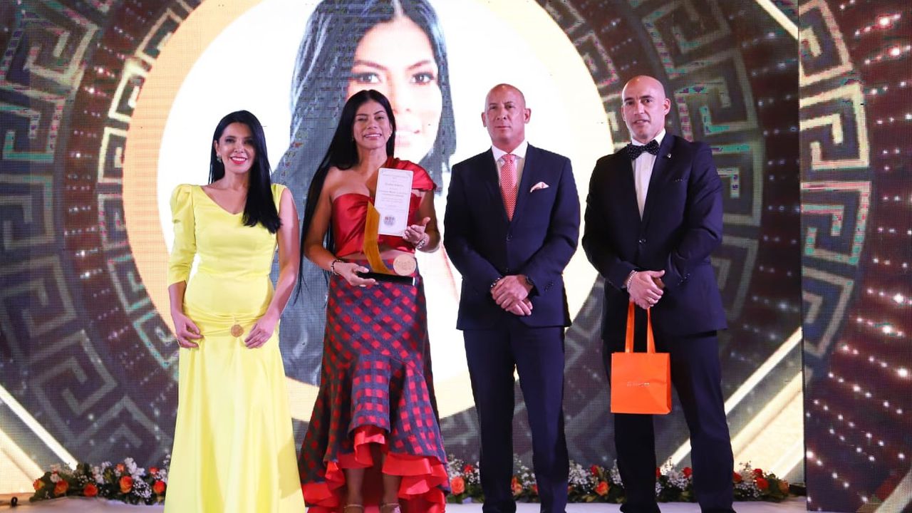 Claudia Cabrera recibió el reconocimiento en Quito, Ecuador.