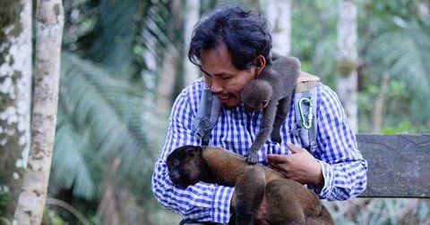 Jhon Jairo Vásquez, líder indígena de la comunidad Mocagua, que rehabilita monos huérfanos en el Amazonas