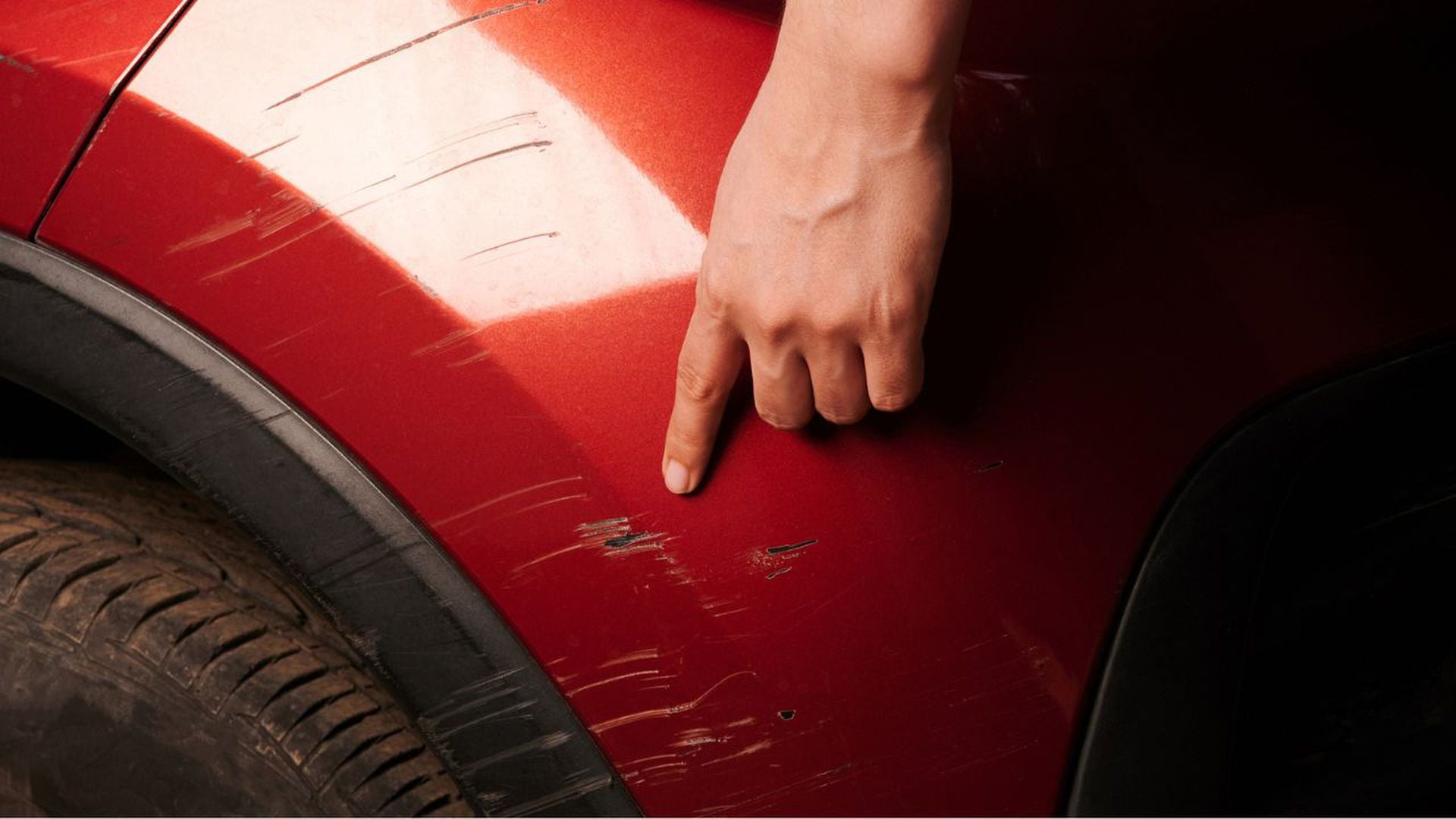 Cinco trucos caseros para eliminar rayones del carro en pocos