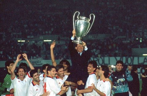 Silvio Berlusconi, presidente del AC Milan, levanta el trofeo con su equipo después de ganar la final de la Copa de Europa durante el partido entre el AC Milan y el Benfica en el Stadio Prater el 23 de abril de 1990 en Viena, Austria.