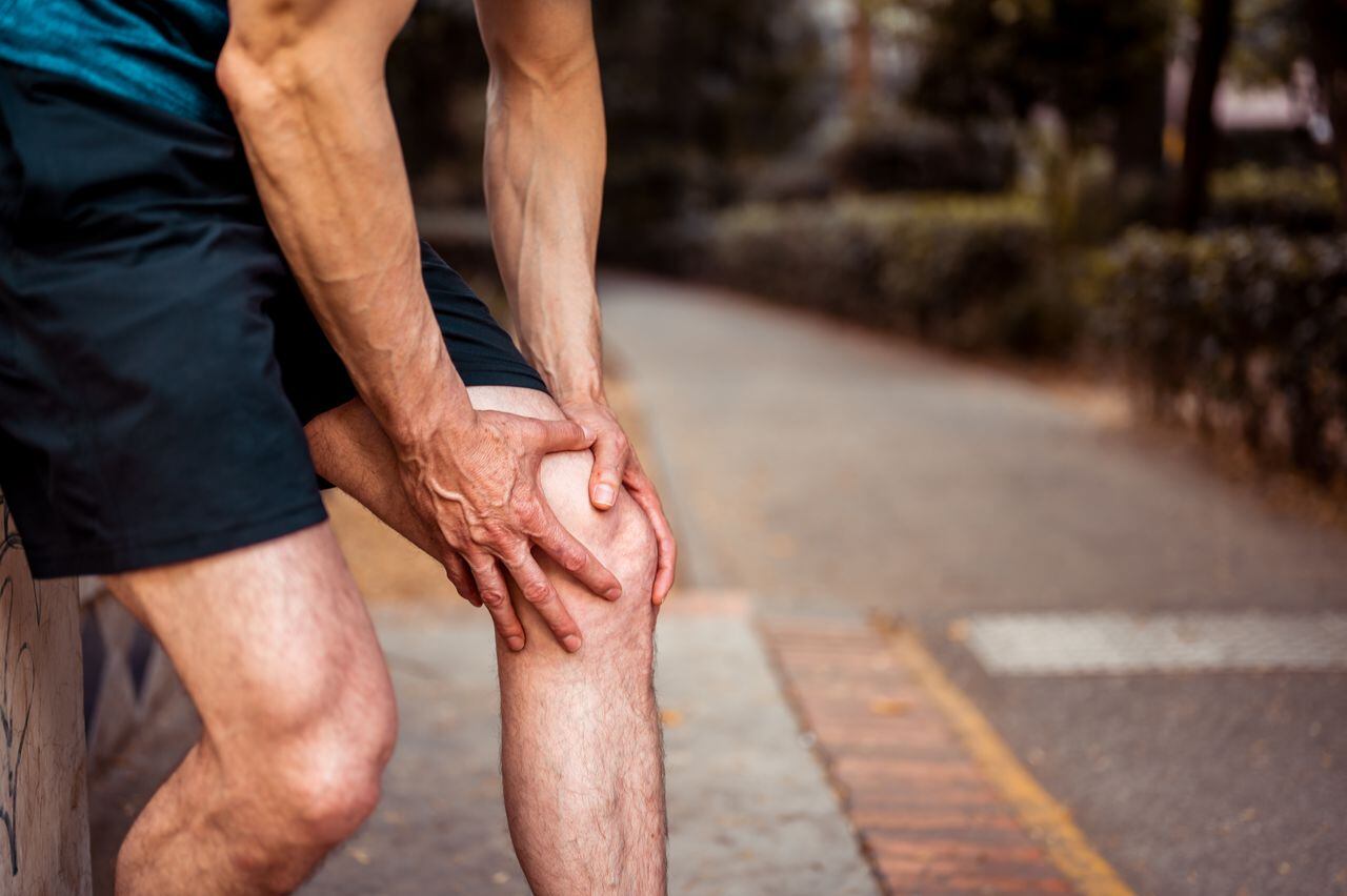El dolor de rodilla no necesariamente es síntoma de la artritis.
