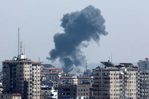 El humo se eleva tras un ataque israelí en Gaza el 11 de mayo de 2023. 