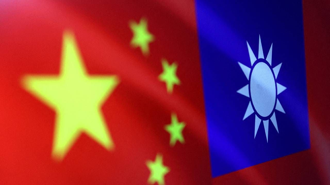 Las banderas china y taiwanesa se ven en esta ilustración.