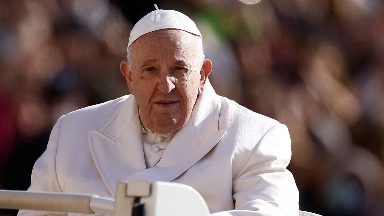 Llegada del papa Francisco para la audiencia general semanal en la Plaza de San Pedro en el Vaticano, el 29 de marzo de 2023.