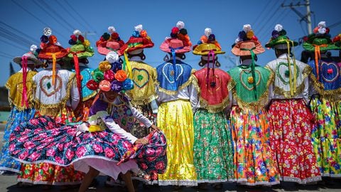 En el Carnaval de Barranquilla la tradición es la esencia de cada evento. Entre faldas de flores y adornos de tipo español, Las Farotas hacen homenaje a aquellos que se vistieron de mujer para salvar a su pueblo. Ellas, al igual que muchas comparsas, representan la historia de diferentes partes de Colombia. Este es un carnaval de relatos que se convirtieron en cultura y en tradición.