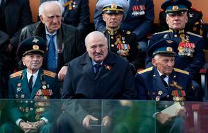 El presidente de Bielorrusia, Alexander Lukashenko, en el centro, observa el desfile militar del Día de la Victoria que marca el 78.º aniversario del fin de la Segunda Guerra Mundial en la Plaza Roja de Moscú, Rusia